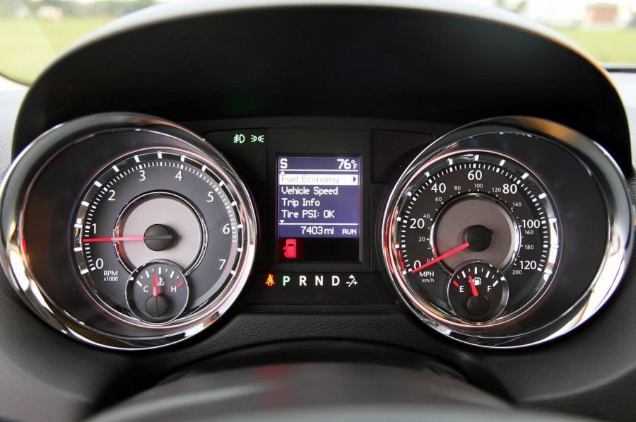  Chrysler Town & Country Touring 2011 года  (фото 24 из 43)